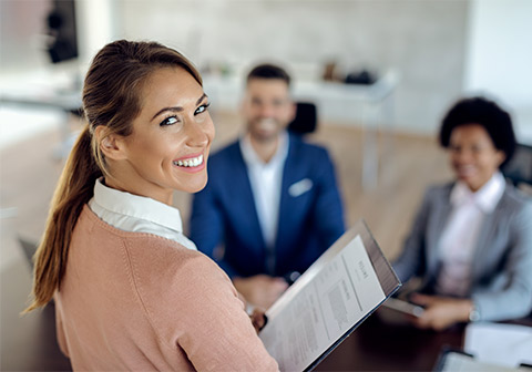 mujer sonriendo aceptando oferta de trabajo